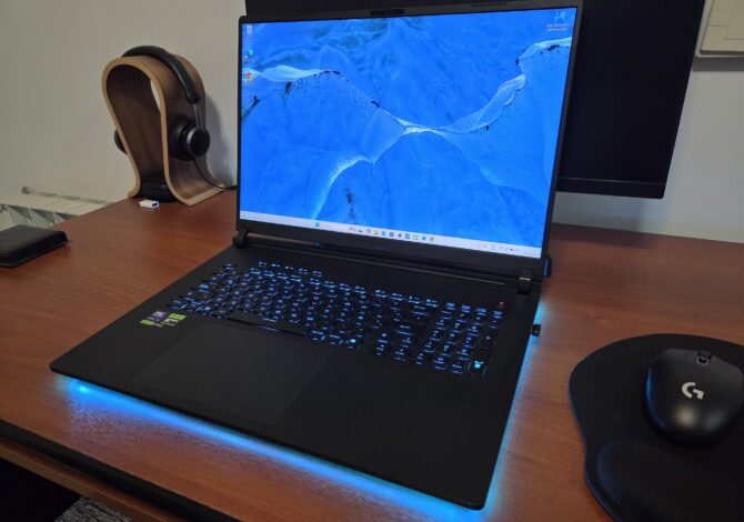 Chasis y apertura de pantalla de la ASUS ROG Strix SCAR 18