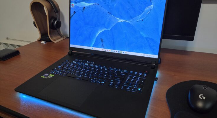 Chasis y apertura de pantalla de la ASUS ROG Strix SCAR 18
