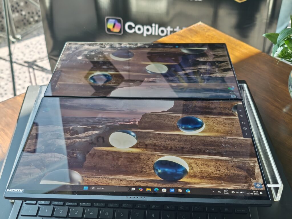 Pantallas OLED de la ASUS Zenbook DUO UX8407
