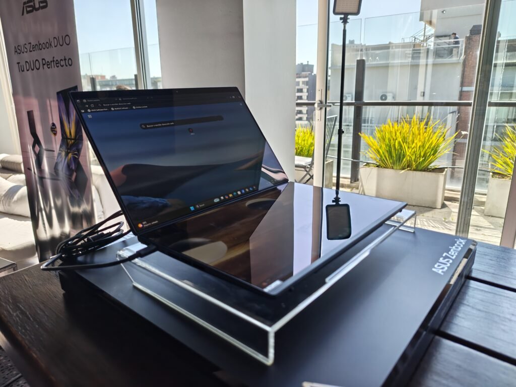 ASUS Zenbook DUO UX8407 durante la demostración de sus modos de uso