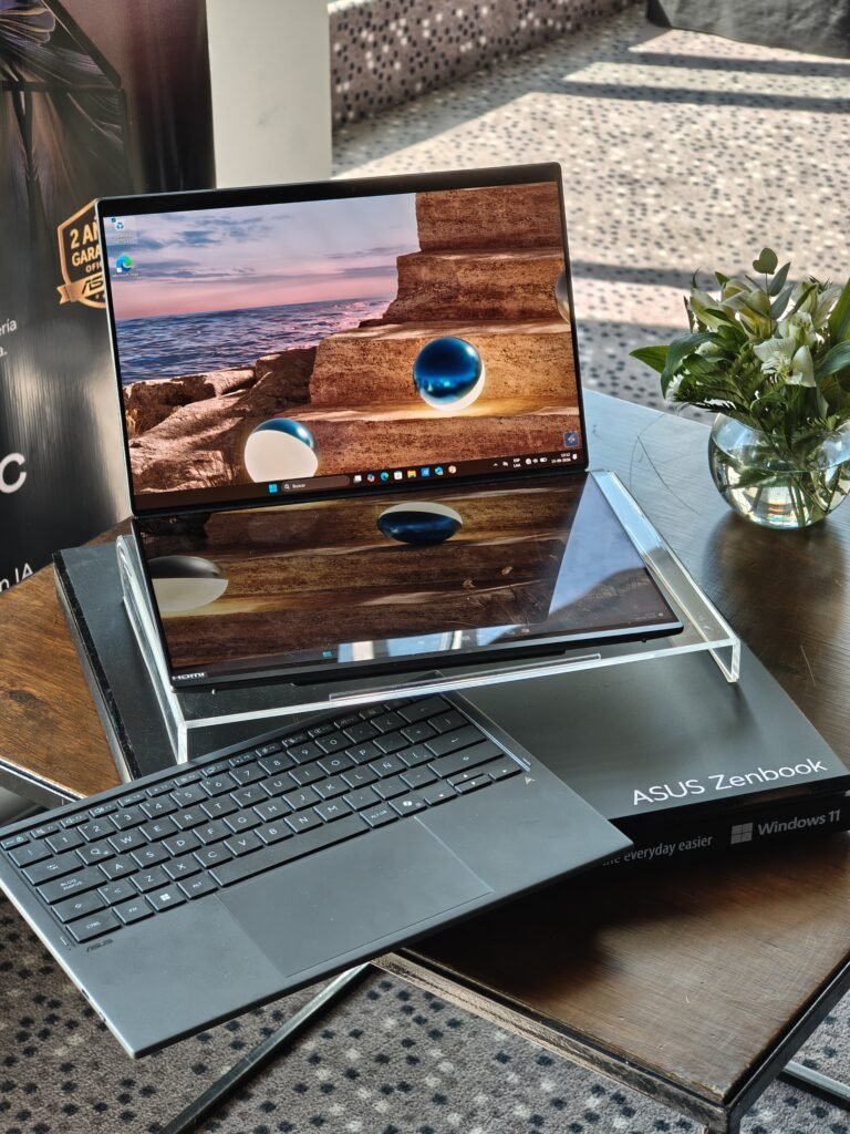 Teclado desmontable de la ASUS Zenbook DUO UX8407