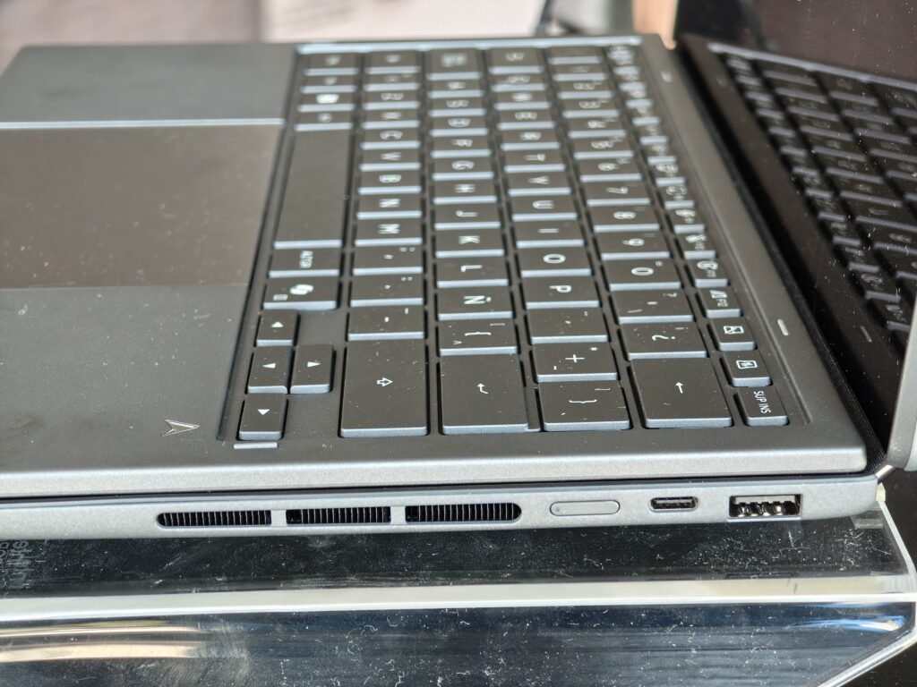 ASUS Zenbook DUO UX8407 durante la presentación