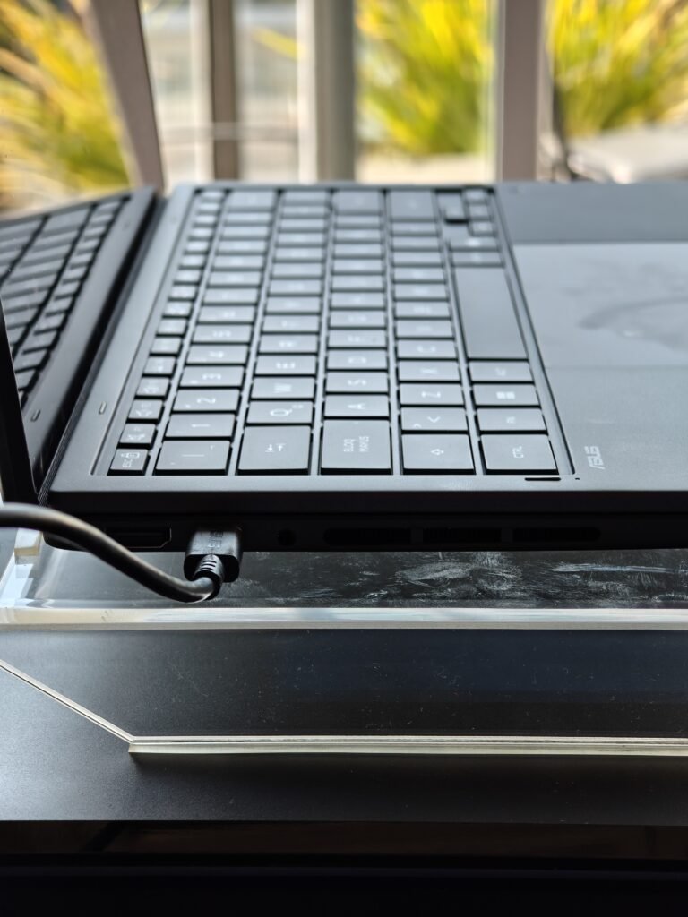 Detalle de conectividad de la ASUS Zenbook DUO UX8407