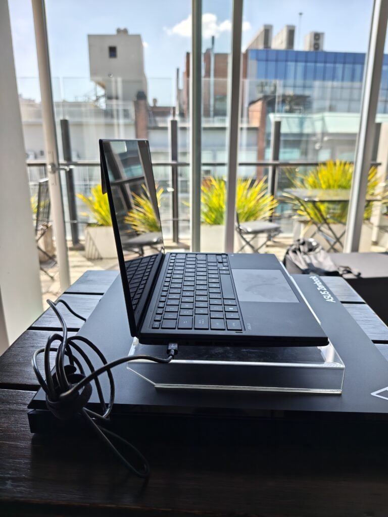 Detalle del equipo ASUS Zenbook DUO UX8407