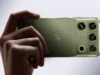 Motorola Signature 27 en los colores PANTONE Coal Smoke y Capulet Olive
