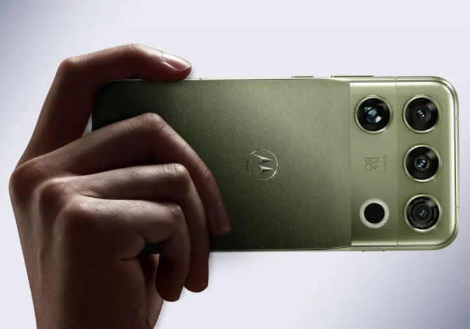 Motorola Signature 27 en los colores PANTONE Coal Smoke y Capulet Olive