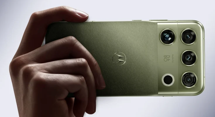 Motorola Signature 27 en los colores PANTONE Coal Smoke y Capulet Olive