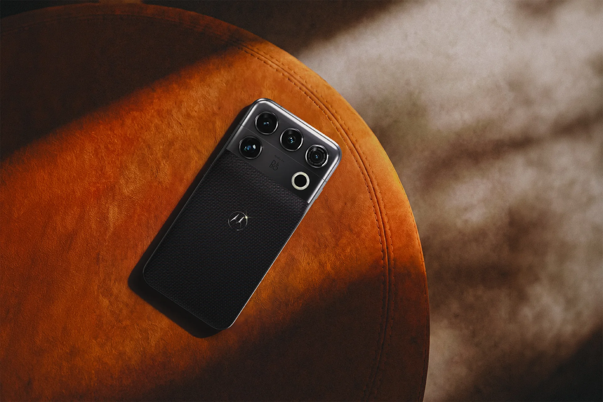 Motorola Signature 27 en color PANTONE Coal Smoke con acabado Tactical Weave