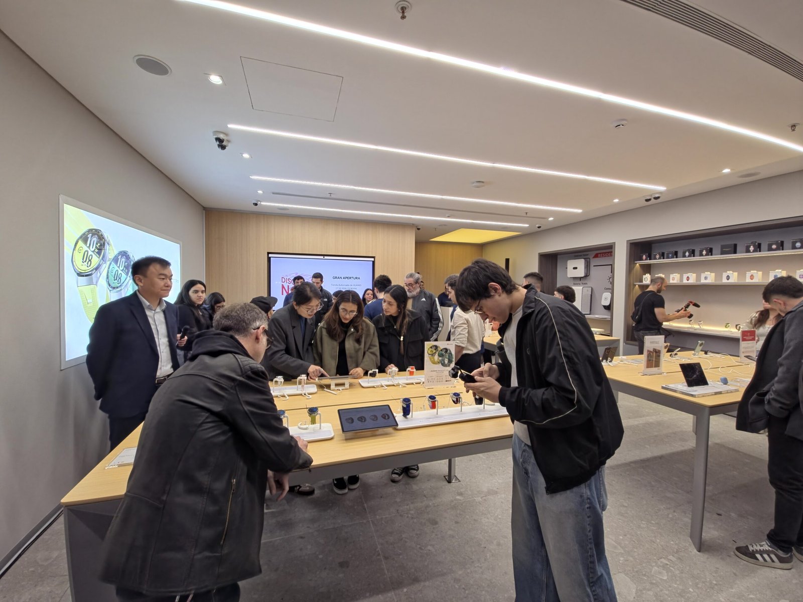 La presentación del nuevo espacio de Huawei en Unicenter.