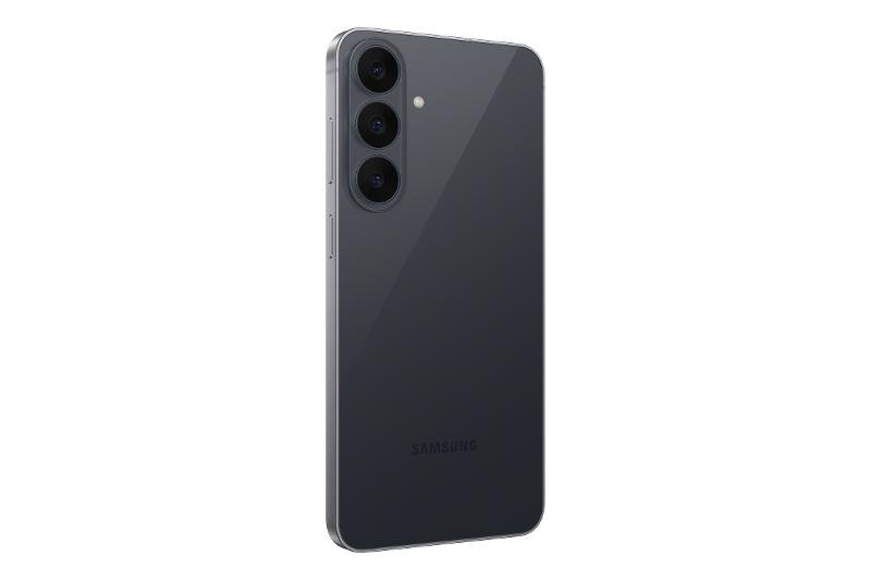 Samsung Galaxy S26 FE en color Graphite, vista trasera en ángulo