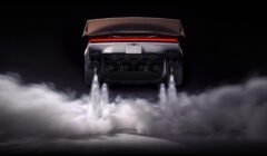 Imagen promocional oficial de Tesla: Roadster suspendido en el aire con los propulsores activos